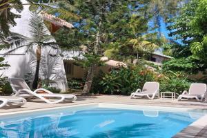 Lush Garden Villa with private pool, Trou aux Biches