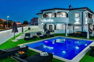 Villa White, Pula