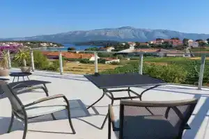 The White House, Lumbarda