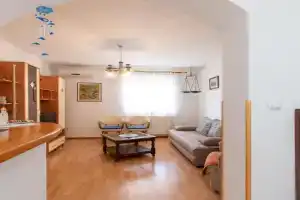 2-Bedroom Apartment - Near Beaches & Town!, KRK
