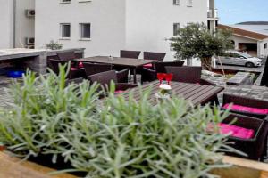 2 Bedroom Lovely Apartment In Sibenik, Zablace