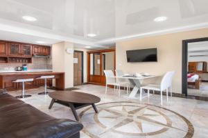 Nai Harn Beach Condominium Apartments, Nai Harn