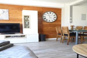 Mountain Suite Ferienwohnung Pool Sauna Hund 4 Pers Wifi near Ski Lift Apartments, Winterberg