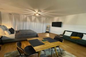 Studio Stevie Nicks I Workplace I 24in Screen I Kitchen I PS4, Offenbach