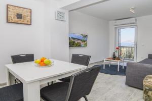 Gustav - Sea view apartment with balcony, Mlini