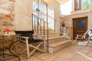 Flash House, Spetses