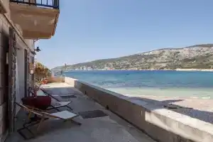 Beachfront Love Nest Apartments, Comisa