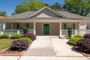 Modern 3-bedroom, big fence yard, Pets stay free, Durham
