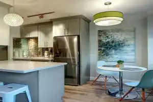 Modern Coastal Downtown, King bed, Work Desk, Kitchen Guest house, Seattle