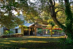 Storybook Cottage-surrounded by beautiful gardens, Daylesford
