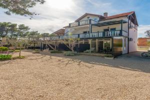 Apartments Villa Agape, Vir