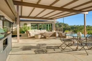 Luxe Mid-Century Home with Canyon Views Guest house, Austin