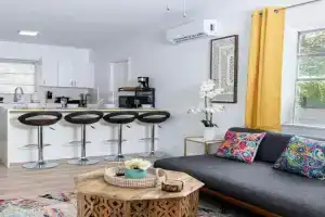 Beautiful Casita with King Bed and private patio Close to Calle 8, MIA Airport, Coral Gables Guest house, Miami