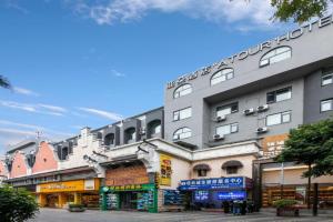 Atour Hotel Two Rivers and Four Lakes Elephant Trunk Hill, Guilin