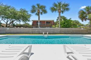 Paradise Palms - Sand Dollar Suite - Pool - Steps to Ocean - 10 min to Downtown! Apartments, Saint Augustine Beach