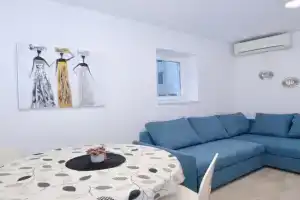 Apartment Smile, Solin