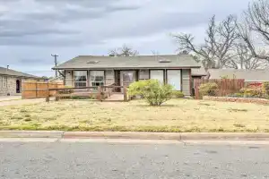 Cozy Home with Deck and Gas Grill! Guest house, Oklahoma City
