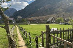 Petriti Guest house, Bajraku i Thethit