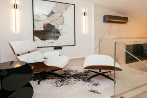 FK Luxury Penthouse, Pakostane