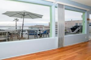 BEACHFRONT COTTAGE UPPER UNIT, Oceanside