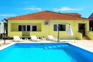 Family friendly house with a swimming pool Sukosan, Zadar - 19564, Bibinje