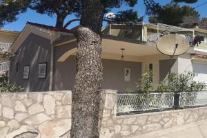 Mala kuća ispod borova Guest house, Primosten