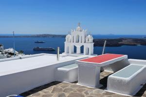 Cactus cave house on the caldera, Fira