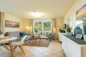 Apartmenthauser Sterne mit Strandkorb am Strand, Binz