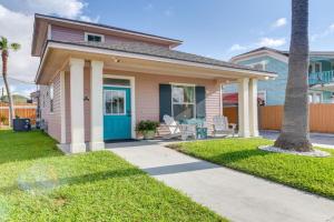 Walk to Beach Colorful Home with Patio in Guest house, Galveston