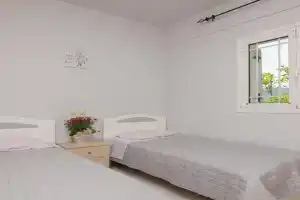 En Elladi Apartment, Alikanas
