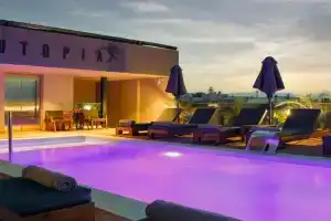 Utopia Luxury Suites, Adelianos Kampos