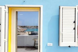 Il maestro di nodi - Casa vista mare, Lampedusa Village