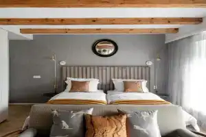 Suite with private bathroom at three bedroom interwar Villa Grabyte with daily spaces to share by pine forest on the bank of the river- 8min by car from old town, Kaunas