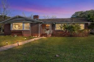 Comfy pet friendly home in mins to downtown’s Guest house, Jacksonville