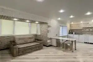 biznes-klassa s belym postelnym kafe Marinad (Nazarbaeva/Internatsionalnaya) Apartments, Petropavlovsk