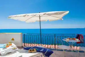 CASA OLGA, UN AFFACCIO SUL MARE !!, Praiano