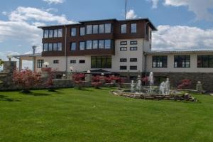 Zoo Misic Prenoćište Hotel, Vrane