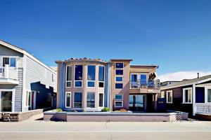 The Strand Oasis Boardwalk beauty with epic oceanfront views, charming interior, balcony & AC Guest house, Oceanside