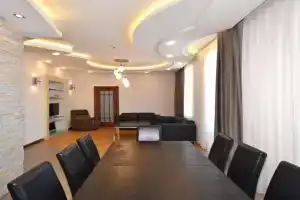 Prekrasnaya 4-eh komnatnaya v samom tsentre Apartments, Yerevan