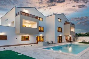 Villa Rušinac - private heated pool, Kastel Stari