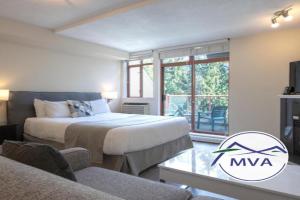 Alpenglow Lodge Sunny Studio with Sitting Area by MVA, Whistler