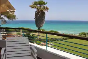 Yades elegant villa 2 minutes away from the beach, Kallithea