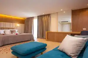 Merar Hotel, Golem