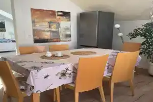 welcome home, best price , fast wlan, Netflix, washing, drying, big tv, space, free parking, 4big rooms 100m2, nice smoking place outside come on, try out and visit us, Oberhausen