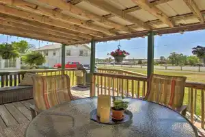Hot Springs Home - Walk to Oaklawn Casino! Guest house, Hot Springs