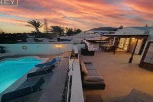 VILLA MAGICA 7 MINUTES WALK TO CENTER WITH POOL AND A/C, Playa Blanca