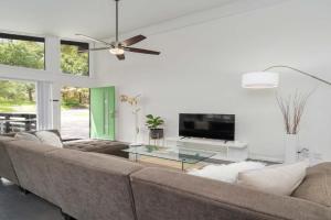 The Avocado Door - A Mid-Century Modern Gem ~ Near SoCo ~ Fenced yard ~ Corner lot Guest house, Austin