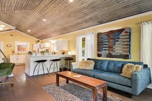 Peaceful Bungalow with Fenced Yard near Shops and Cafes Guest house, Austin
