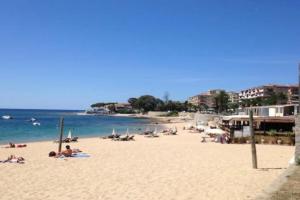 Ajaccio magnifique T2 40m2 centre ville vue mer au bord de la plage neuf 5 personnes Clim wifi balcon parking privé fermé Apartments, Ajaccio