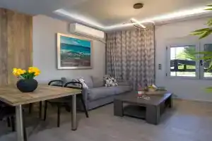 Rena's luxury apartment with free private parking, Chania Town